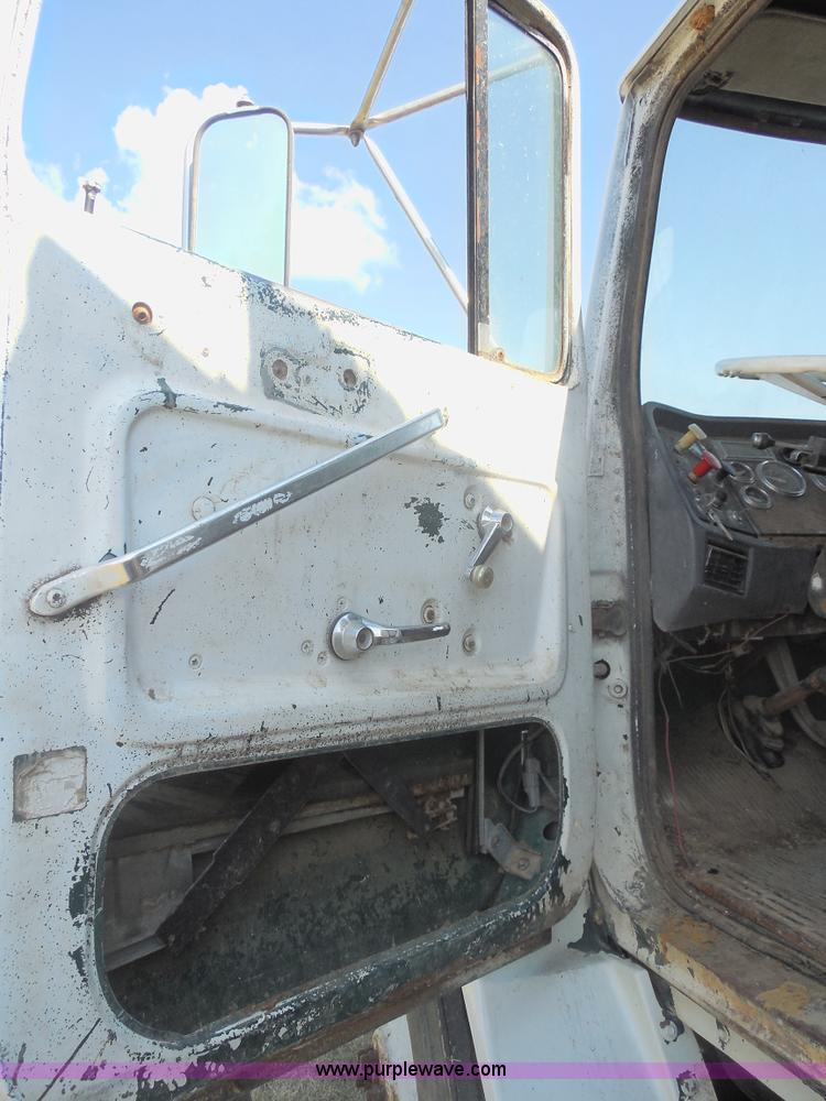 image for item E7601 1991 Ford LS9000 feed truck