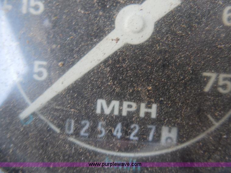 image for item E7601 1991 Ford LS9000 feed truck