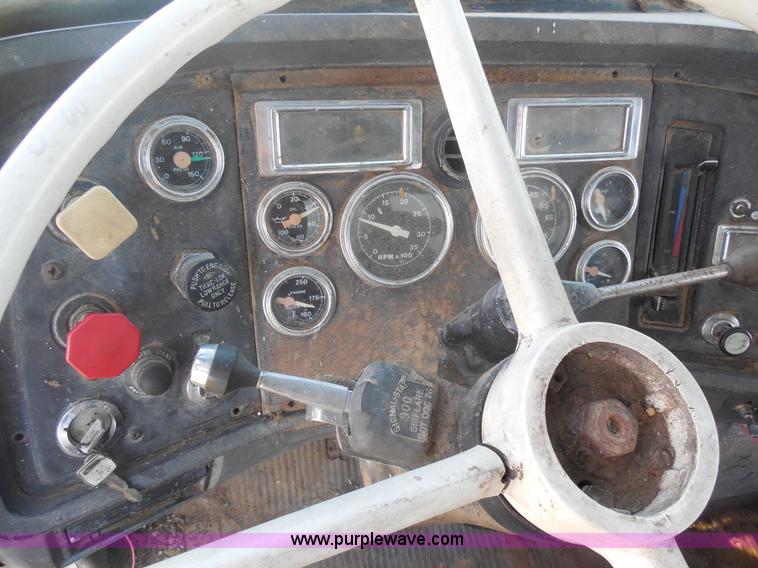 image for item E7601 1991 Ford LS9000 feed truck