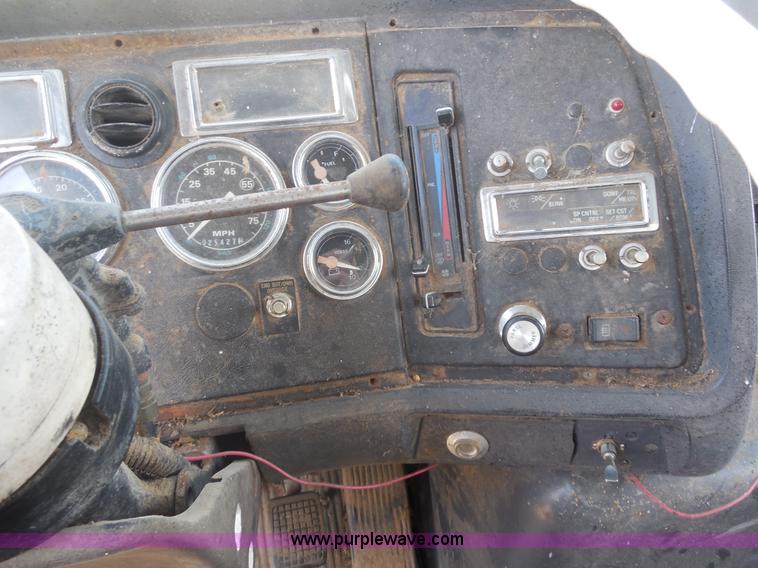 image for item E7601 1991 Ford LS9000 feed truck