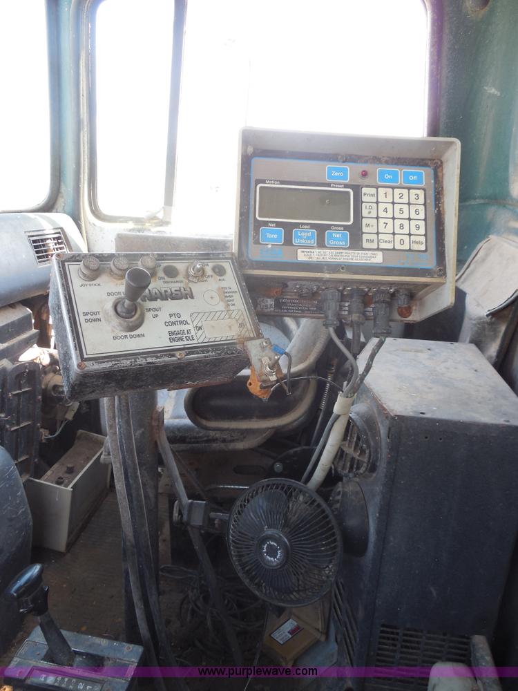 image for item E7601 1991 Ford LS9000 feed truck