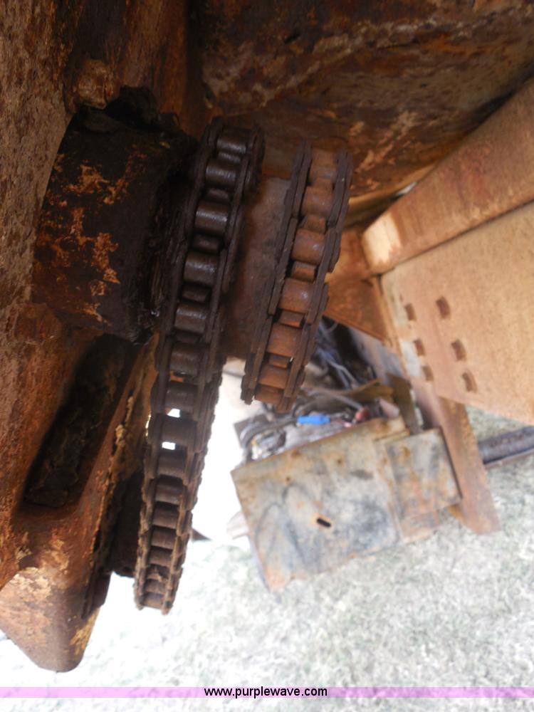 image for item E7601 1991 Ford LS9000 feed truck