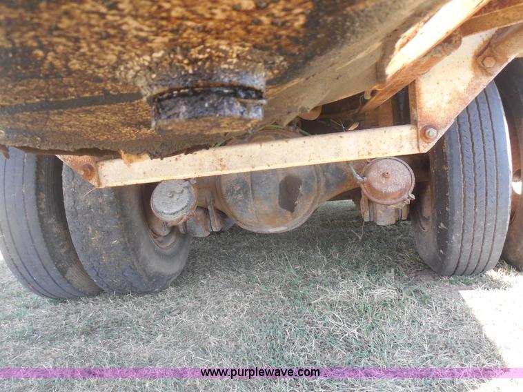 image for item E7601 1991 Ford LS9000 feed truck