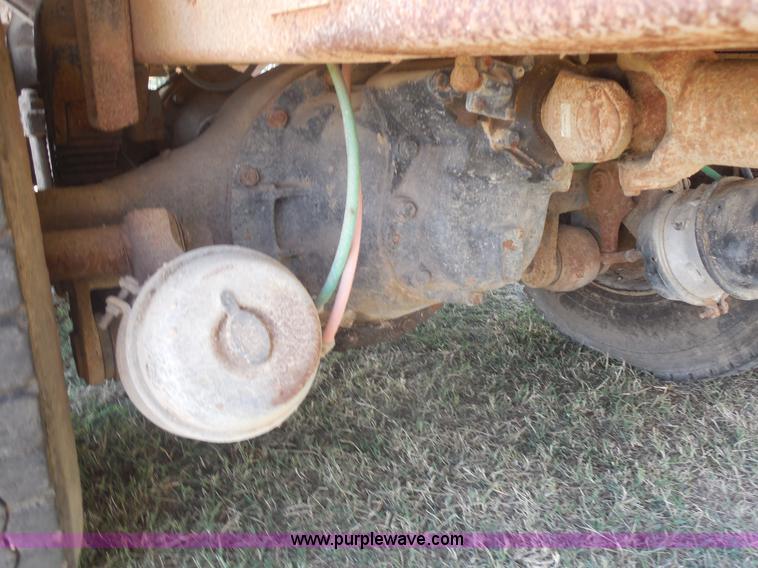 image for item E7601 1991 Ford LS9000 feed truck