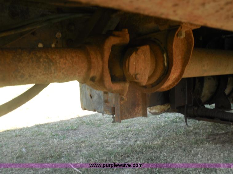 image for item E7601 1991 Ford LS9000 feed truck