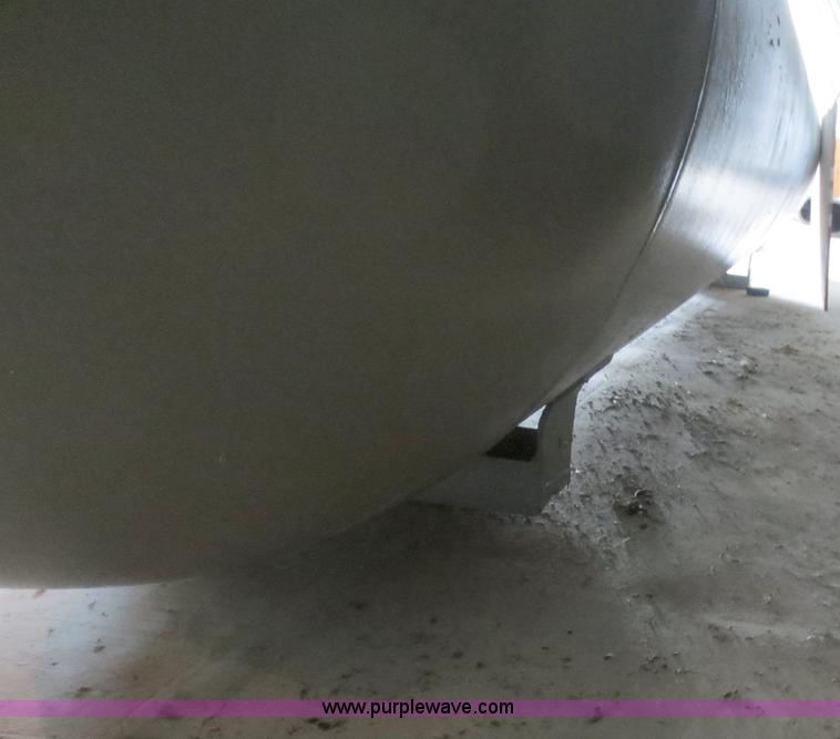image for item F6677 1,000 gallon capsule tank