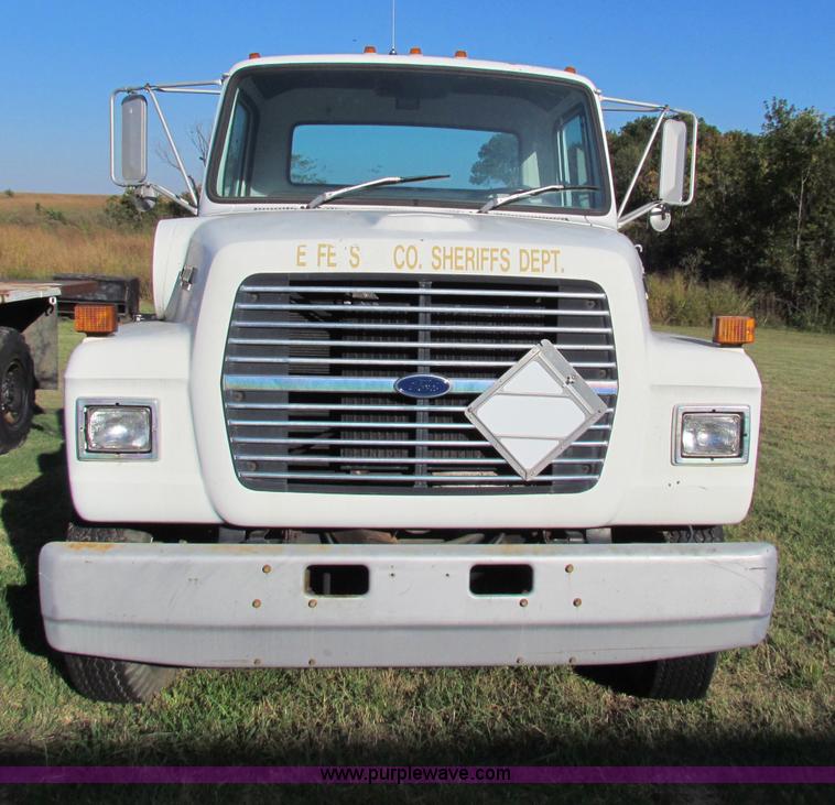 image for item G4245 1989 Ford LN7000 semi truck