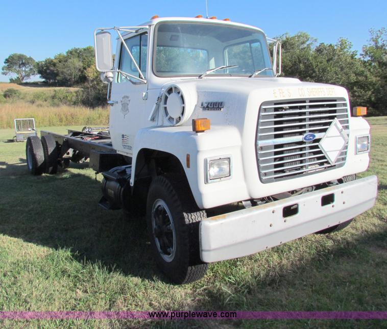 image for item G4245 1989 Ford LN7000 semi truck