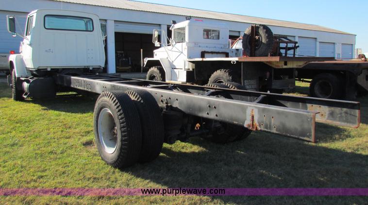 image for item G4245 1989 Ford LN7000 semi truck