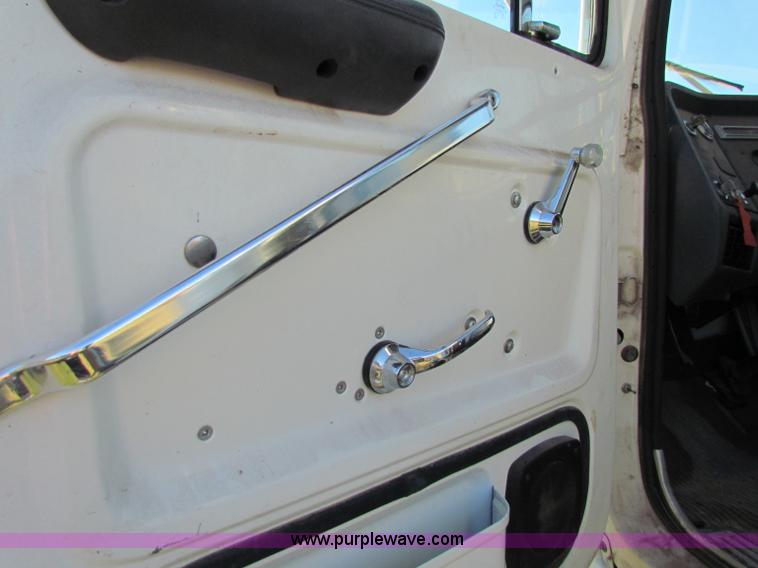 image for item G4245 1989 Ford LN7000 semi truck