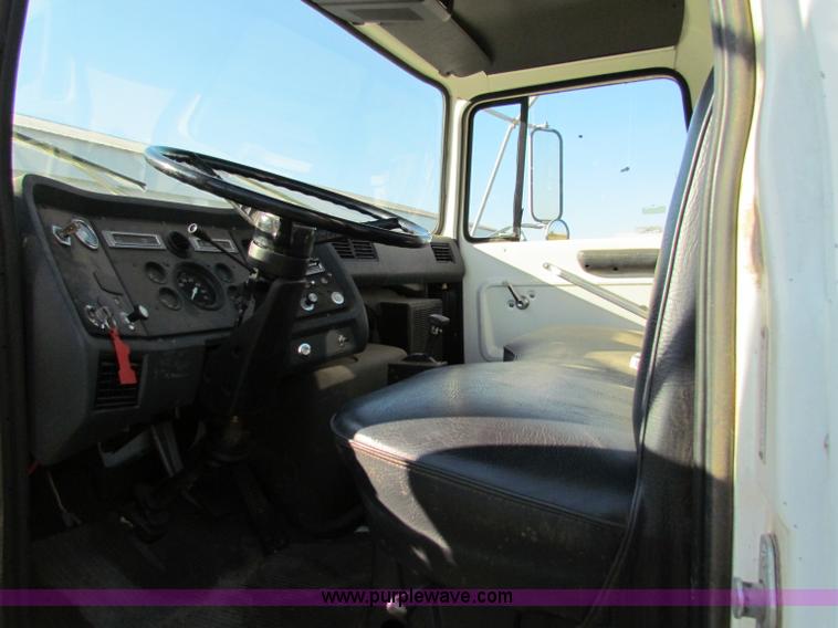 image for item G4245 1989 Ford LN7000 semi truck