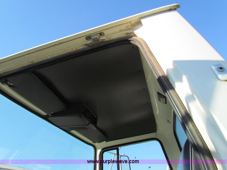 image for item G4245 1989 Ford LN7000 semi truck