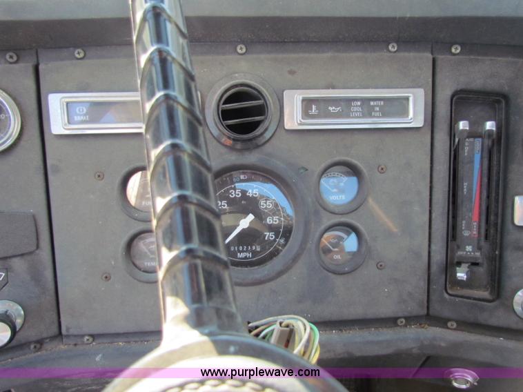 image for item G4245 1989 Ford LN7000 semi truck