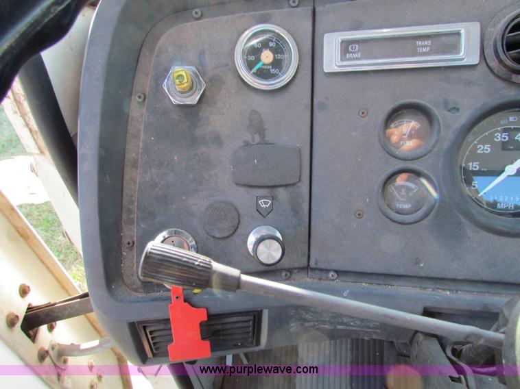 image for item G4245 1989 Ford LN7000 semi truck