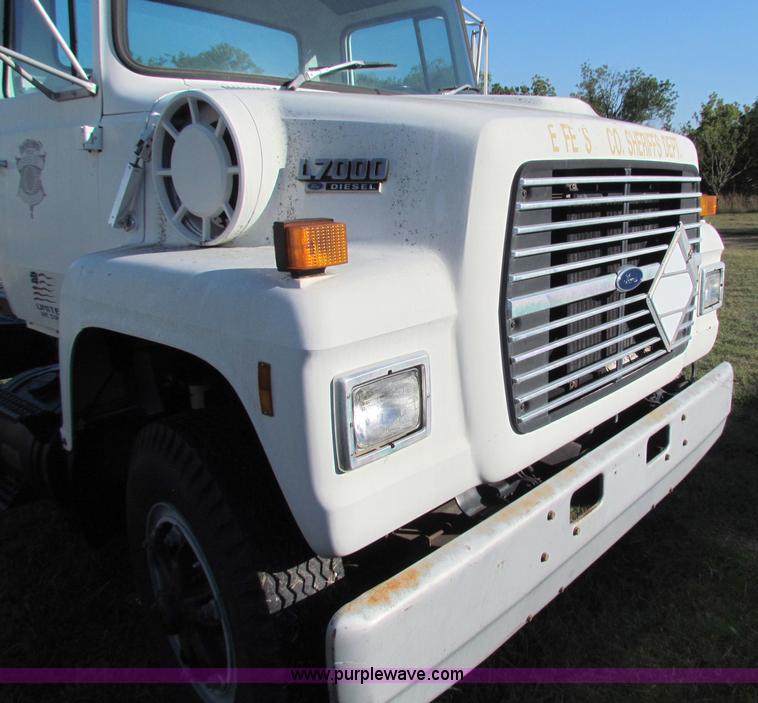 image for item G4245 1989 Ford LN7000 semi truck