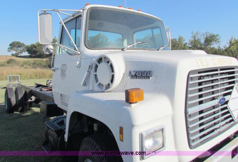 image for item G4245 1989 Ford LN7000 semi truck