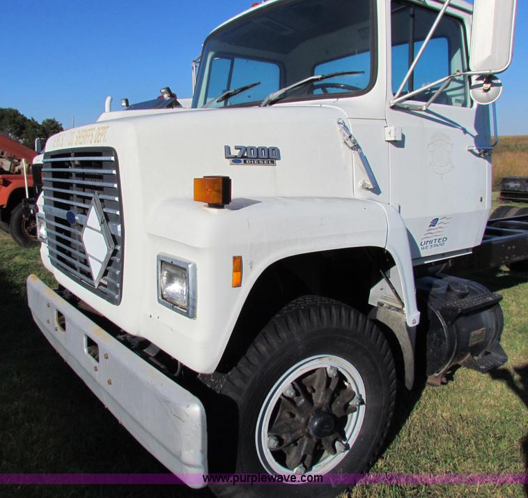 image for item G4245 1989 Ford LN7000 semi truck