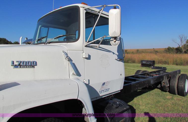 image for item G4245 1989 Ford LN7000 semi truck