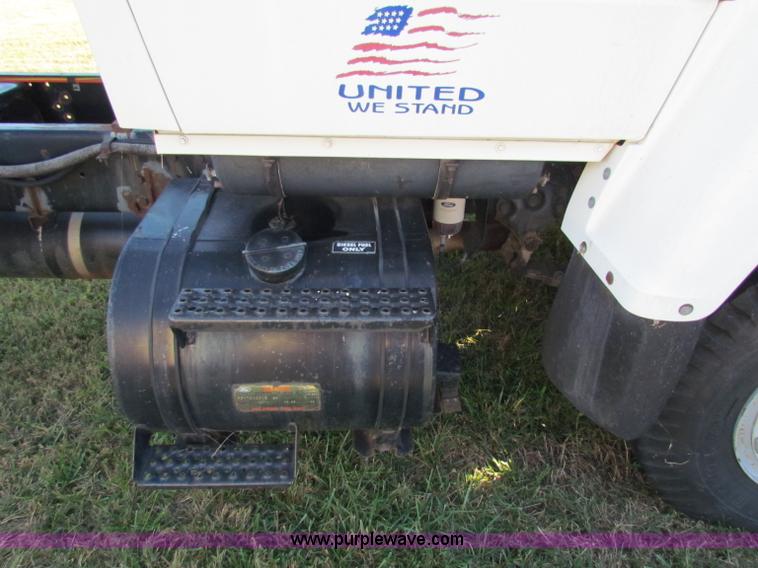 image for item G4245 1989 Ford LN7000 semi truck