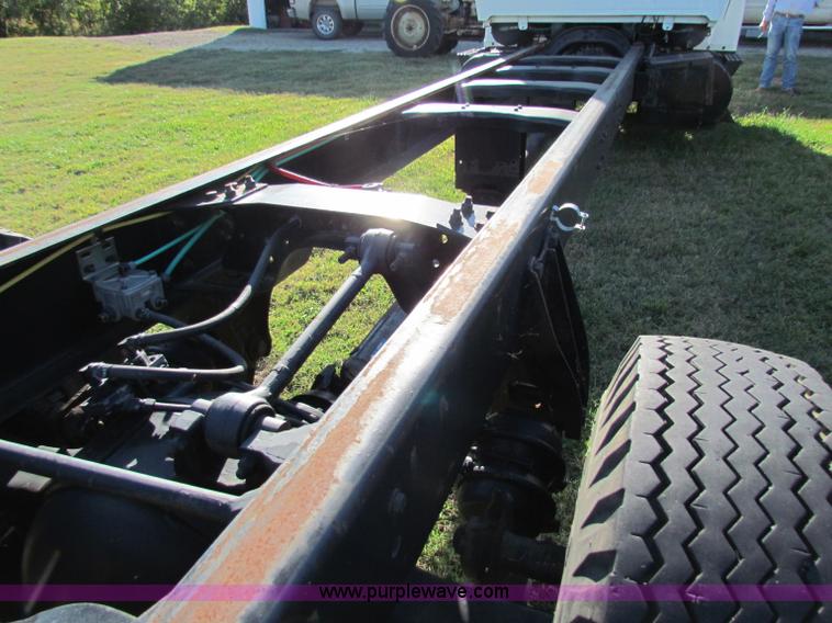 image for item G4245 1989 Ford LN7000 semi truck