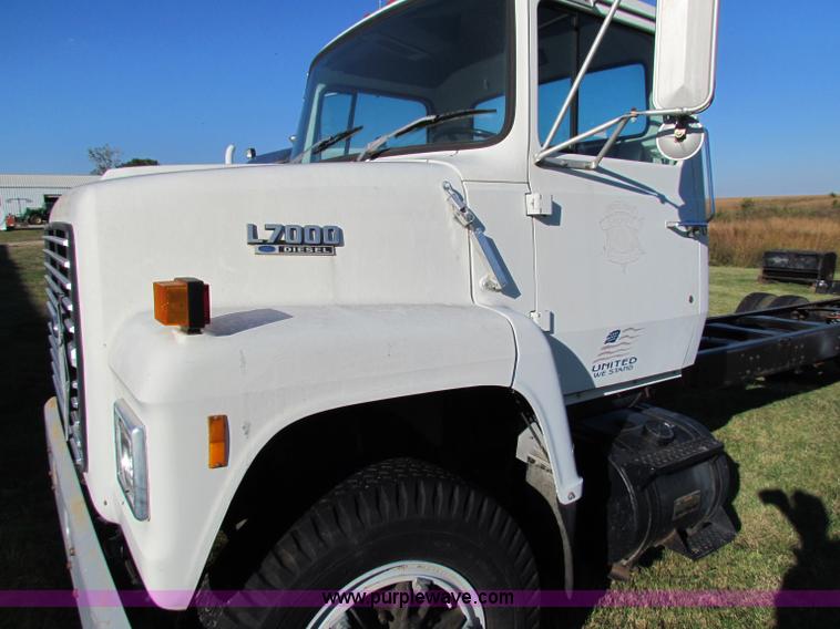 image for item G4245 1989 Ford LN7000 semi truck