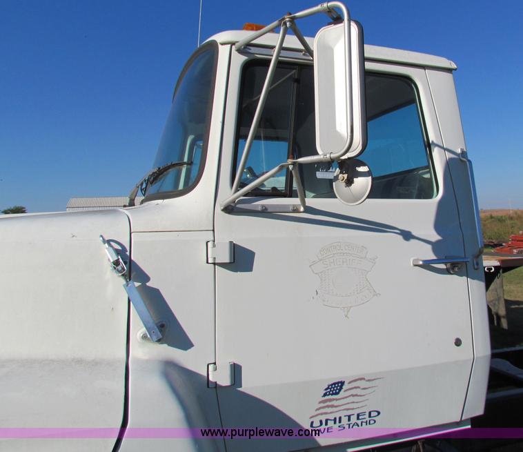 image for item G4245 1989 Ford LN7000 semi truck