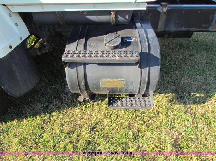 image for item G4245 1989 Ford LN7000 semi truck