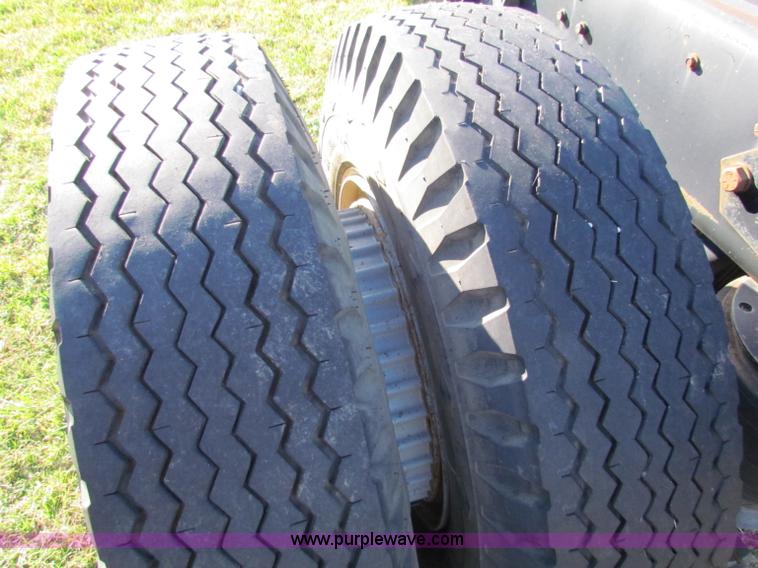 image for item G4245 1989 Ford LN7000 semi truck