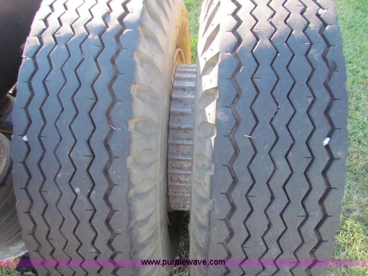 image for item G4245 1989 Ford LN7000 semi truck