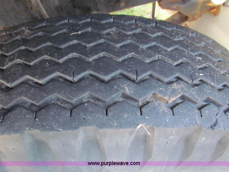 image for item G4245 1989 Ford LN7000 semi truck