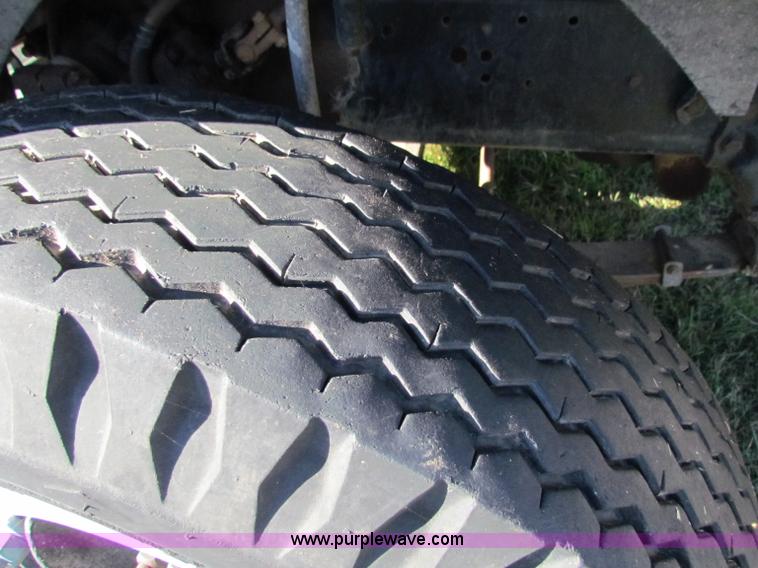 image for item G4245 1989 Ford LN7000 semi truck