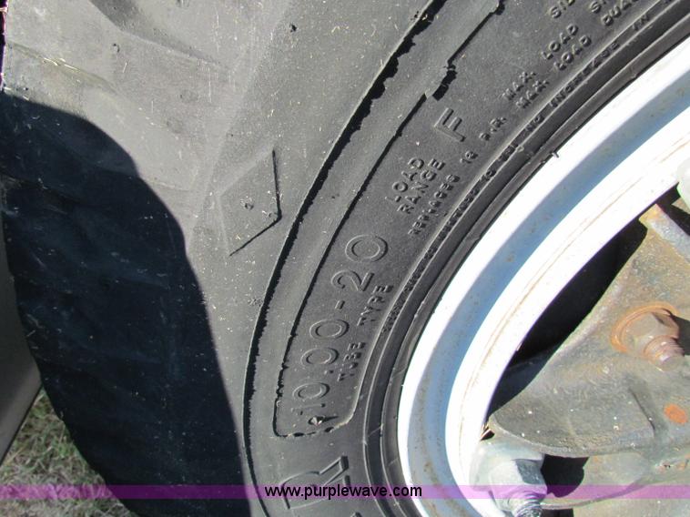 image for item G4245 1989 Ford LN7000 semi truck