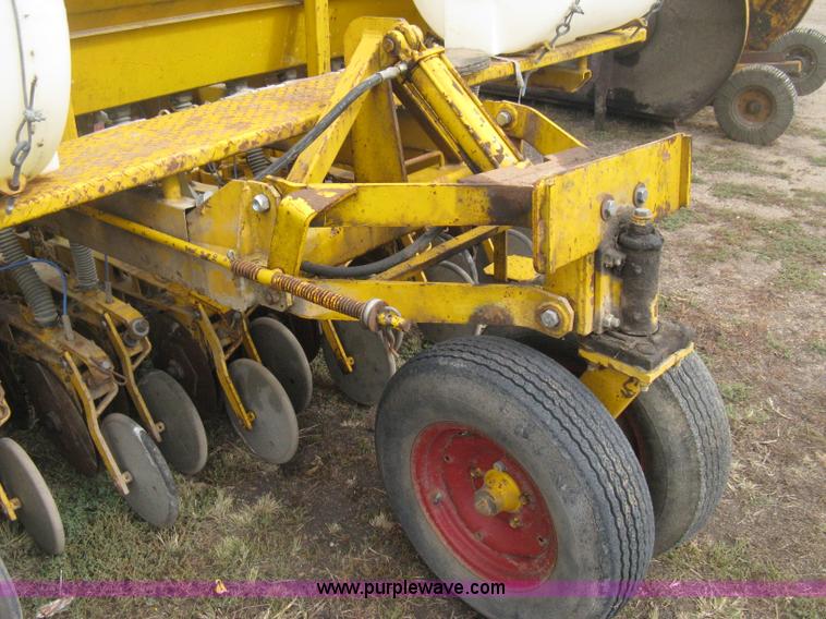 image for item H6257 HayBuster 1068 no-till drill
