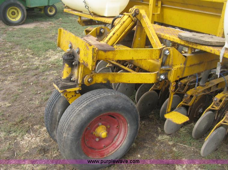 image for item H6257 HayBuster 1068 no-till drill