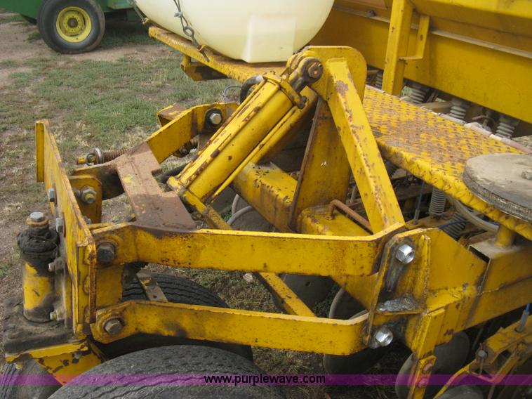 image for item H6257 HayBuster 1068 no-till drill