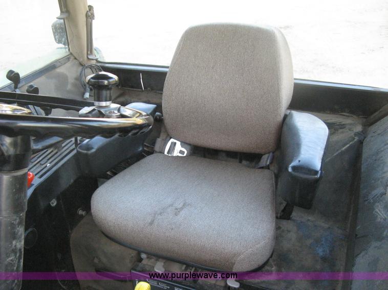 image for item H6283 1992 John Deere 4760 tractor
