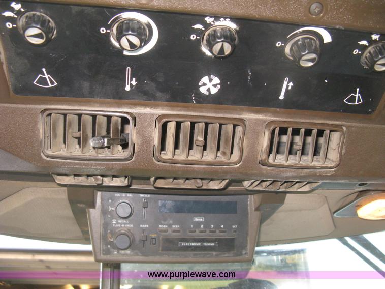 image for item H6283 1992 John Deere 4760 tractor