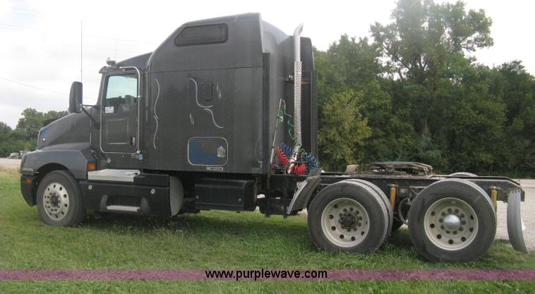 image for item H6311 2006 Kenworth T600B semi truck