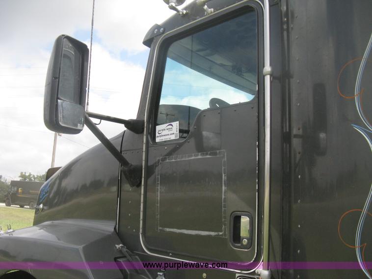 image for item H6311 2006 Kenworth T600B semi truck