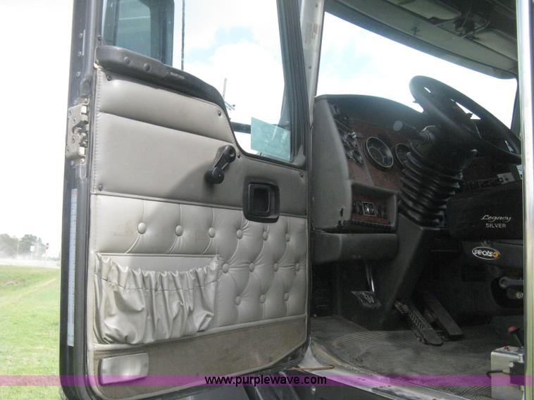 image for item H6311 2006 Kenworth T600B semi truck