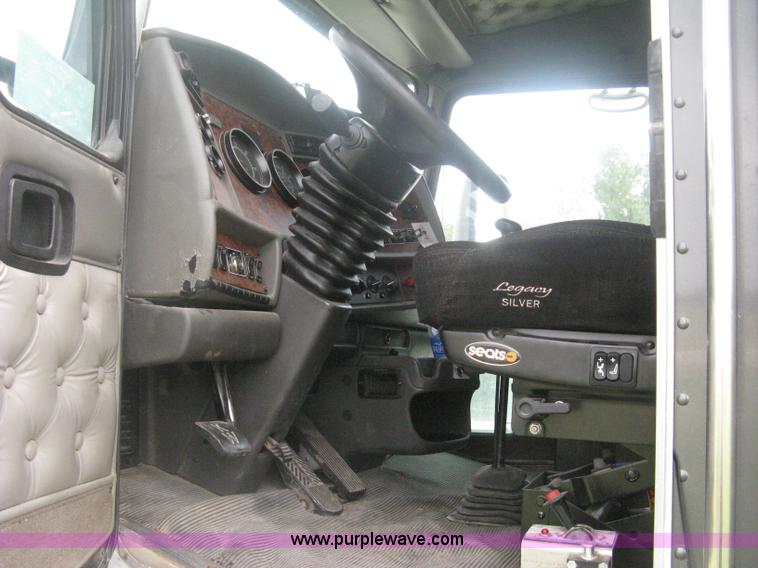 image for item H6311 2006 Kenworth T600B semi truck