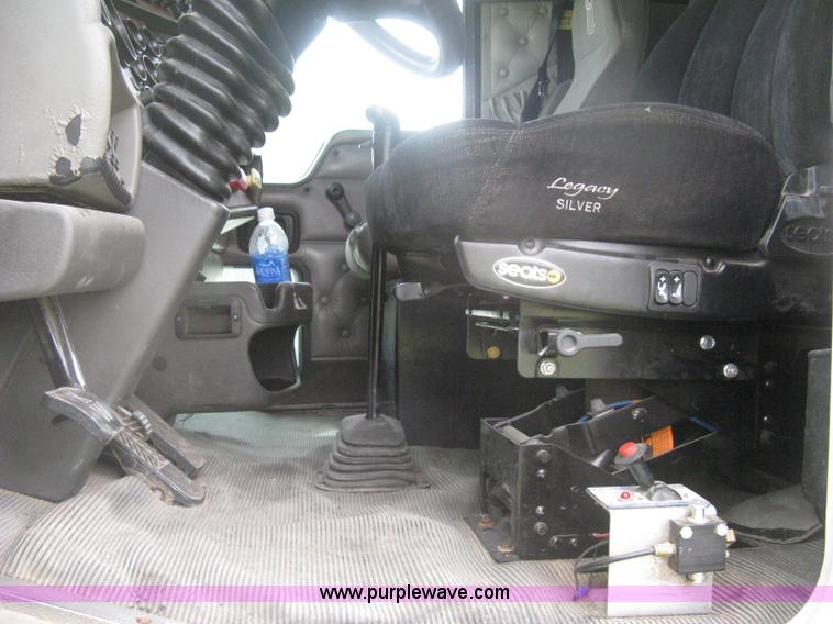 image for item H6311 2006 Kenworth T600B semi truck