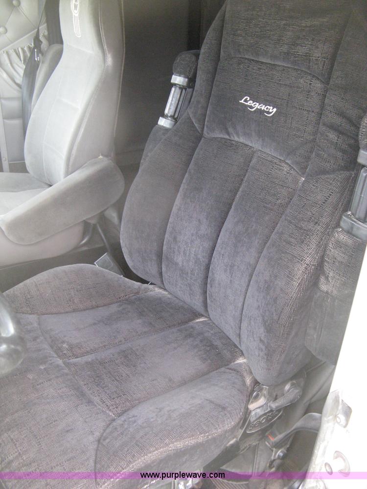 image for item H6311 2006 Kenworth T600B semi truck