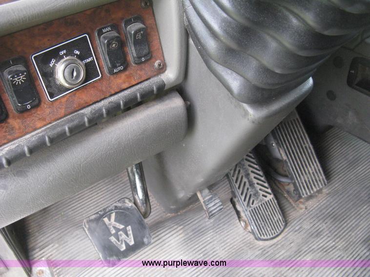 image for item H6311 2006 Kenworth T600B semi truck