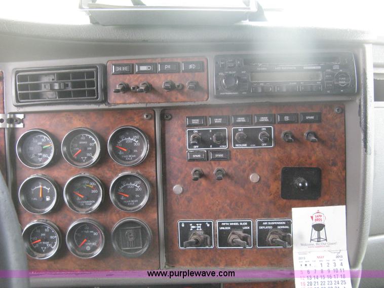 image for item H6311 2006 Kenworth T600B semi truck