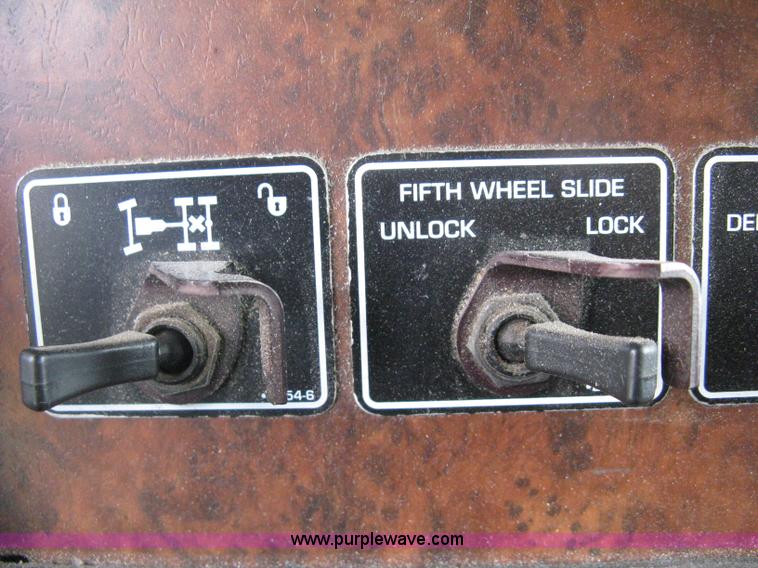 image for item H6311 2006 Kenworth T600B semi truck