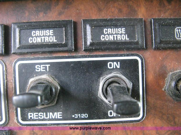 image for item H6311 2006 Kenworth T600B semi truck