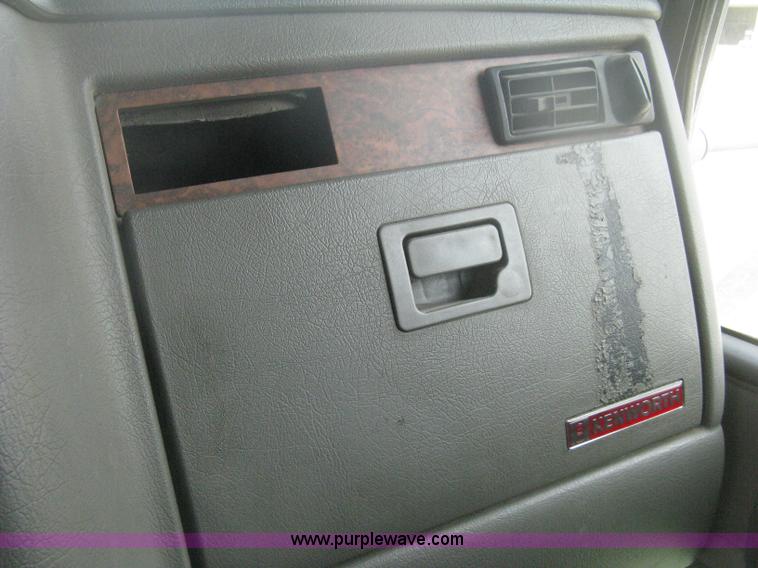 image for item H6311 2006 Kenworth T600B semi truck