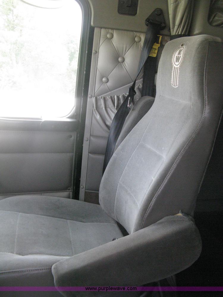 image for item H6311 2006 Kenworth T600B semi truck