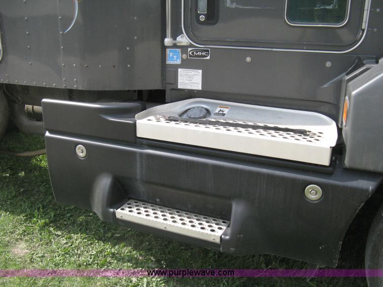 image for item H6311 2006 Kenworth T600B semi truck